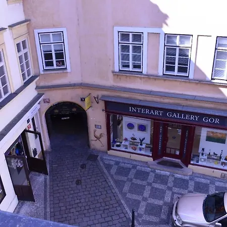 Bright And Cozy - 3 Min To Old Town Square דירה