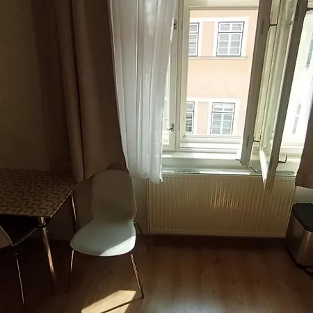 Bright And Cozy - 3 Min To Old Town Square Prag